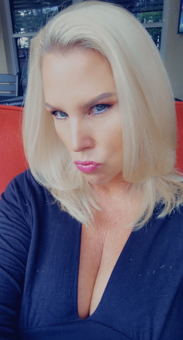 Jenny Jizz OnlyFans creator