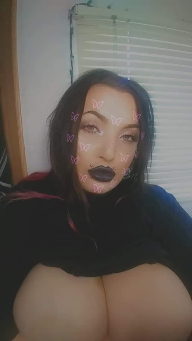 Skye Ravenna OnlyFans creator