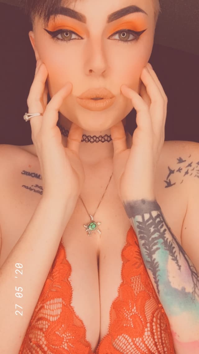 Sunshinne OnlyFans creator