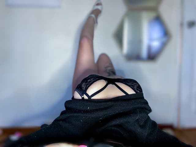 Tattooed blondie OnlyFans creator